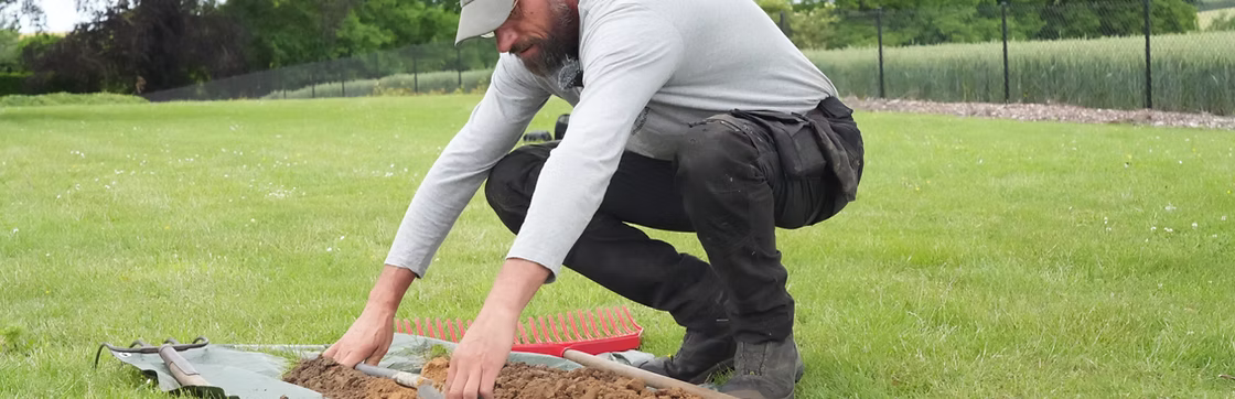 Boomverzorger van TierraVit in een hoogwerker aan het werk in de kroon van een boom